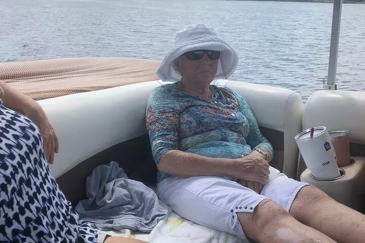 Pontoon Pub Crawl, 5 Lakeside Pubs and Restaurants Visit by Boat