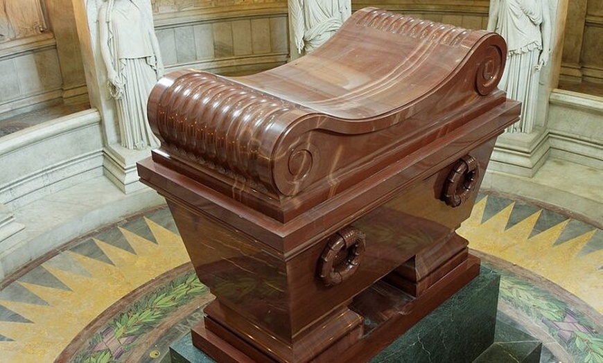 Image 1: Visite de la tombe de Napoléon à Paris