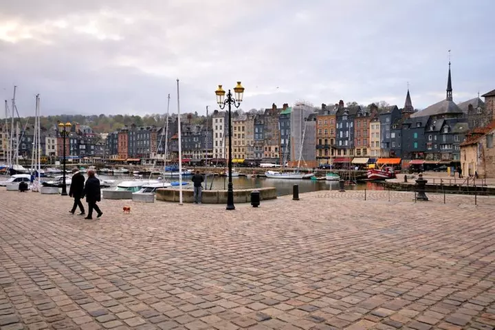 Excursion d'une journée à Étretat et Honfleur au départ de Paris Pe...