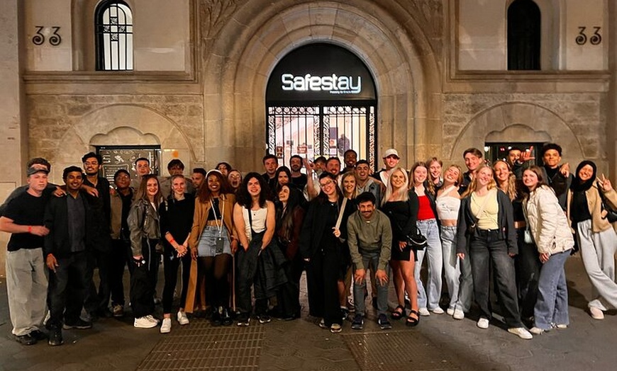 Image 9: Fiesta de Barcelona con Beer Pong Drinking Game Plus Entrada VIP Club