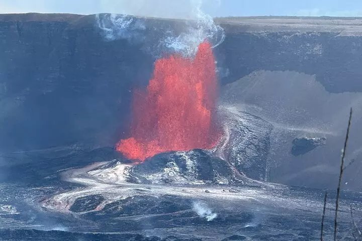 Private Tour from Hilo to Hawaii Volcanoes Natl Park Mercedes Van