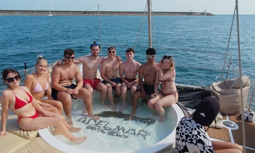 Image 6: Tour en Catamaran De 2 Horas con Jacuzzi y Baño en el Mar