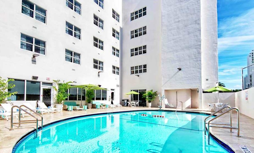 Image 1: ✈ FLORIDE | Miami - Hotel Continental Miami Beach, Tapestry Collect...
