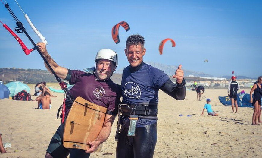 Image 18: Clases de kitesurf en Tarifa - Clases semi-privadas para todos los ...