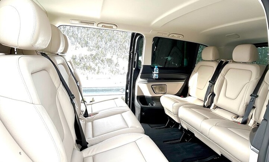 Image 8: Traslado privado de lujo Barcelona- Puerto de Cruceros Tarragona