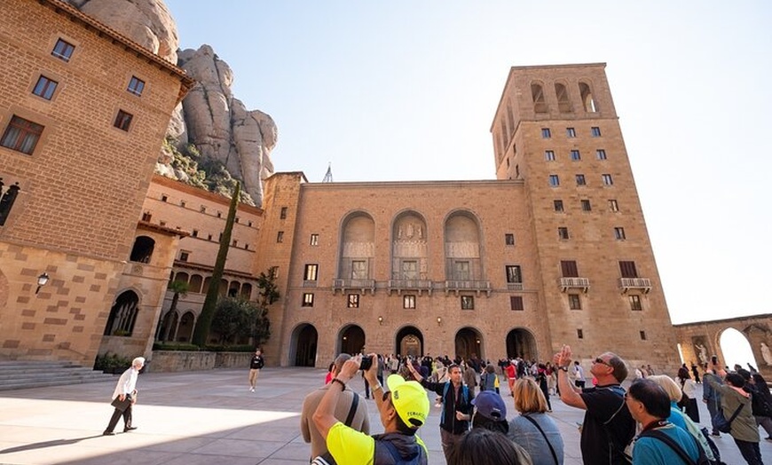 Image 14: Tour de Montserrat y Sitges desde Barcelona con teleférico y camina...