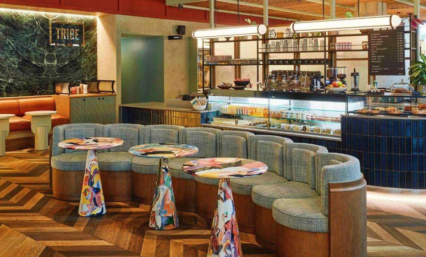 Image 10: ✈ GROßBRITANNIEN | London - Mama Mia The Party: Aufenthalt im TRIBE...