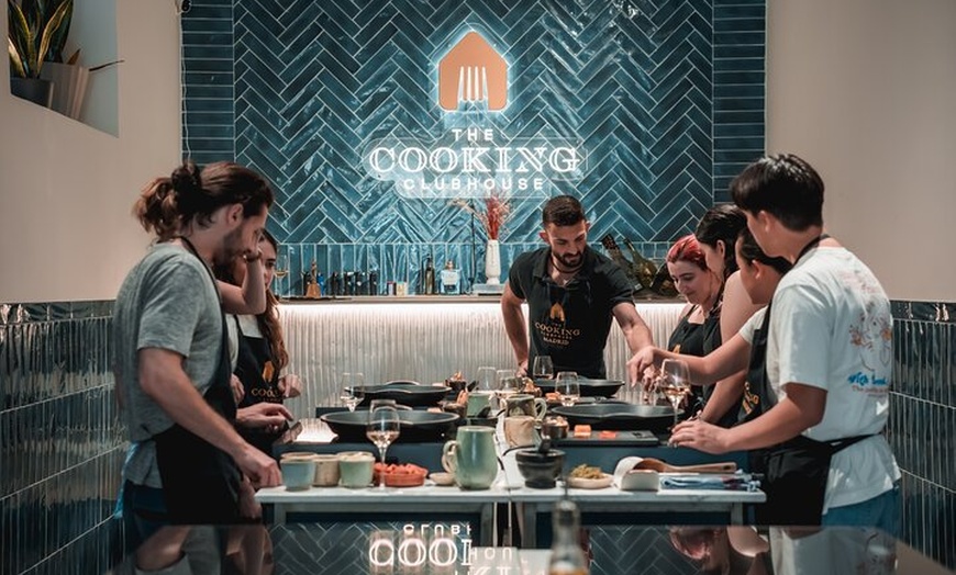 Image 2: Clase de cocina de paella en Madrid con maridaje de vino sin fondo