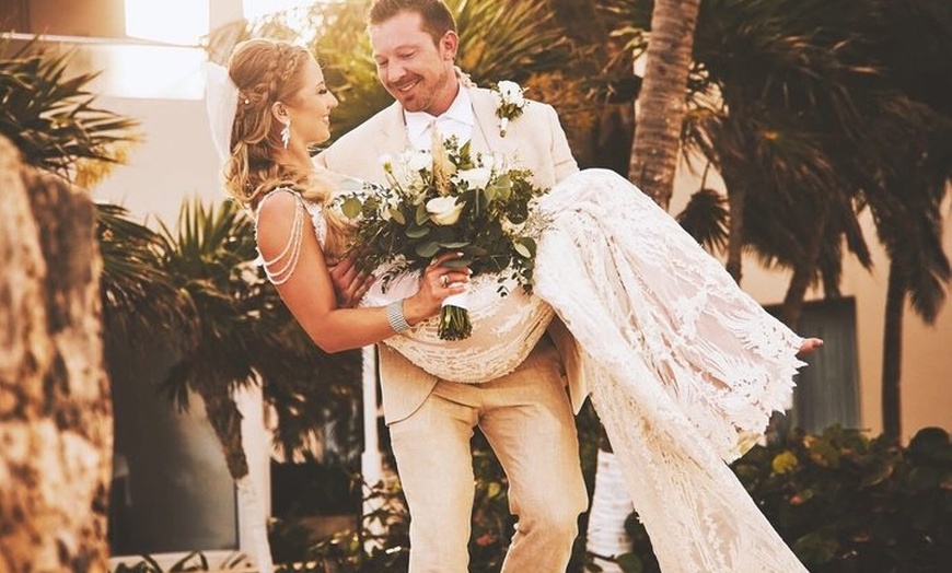 Image 19: Cancun Romantic Beach Photoshoot