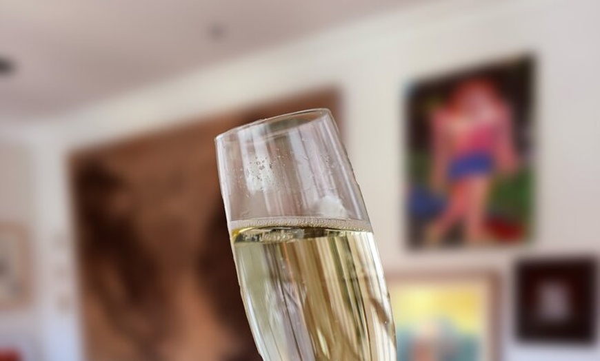 Image 22: Vinos y maravillas: Una cata española en una galería de arte privada