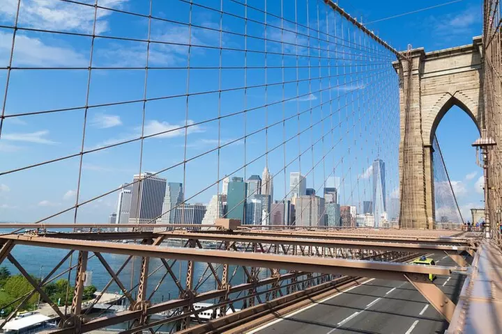 Brooklyn Bridge, DUMBO, and Skyline Guided Tour