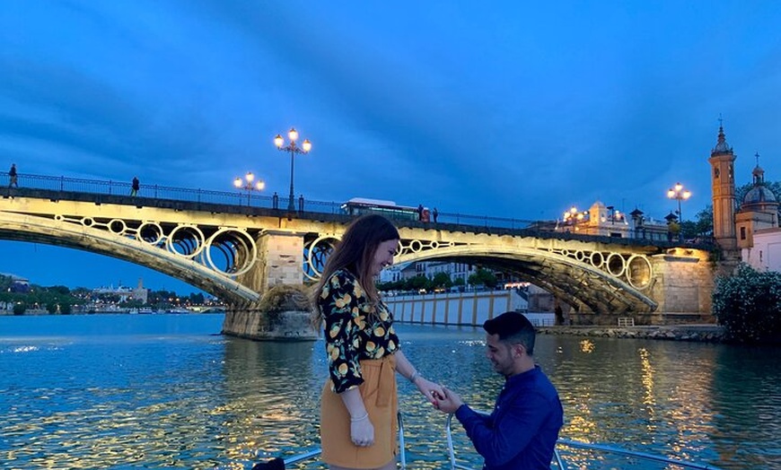 Image 5: Paseo Romántico en Barco 90 minutos con Möet Chandon