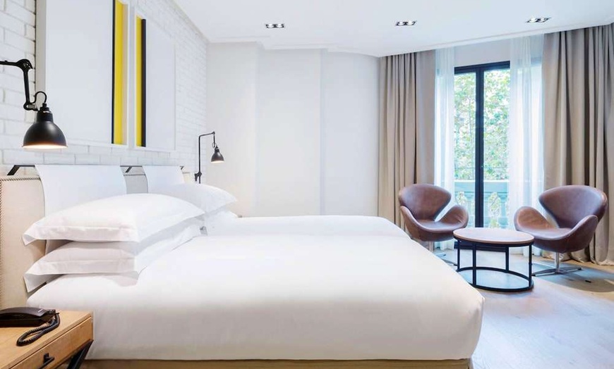 Image 4: ✈ SPAIN | Barcelona - The Corner Hotel 4*, 2 nights - Outdoor swimm...