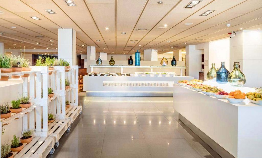 Image 9: ✈ COSTA BARCELONA | Santa Susanna - Aqua Hotel Aquamarina & SPA 4* ...