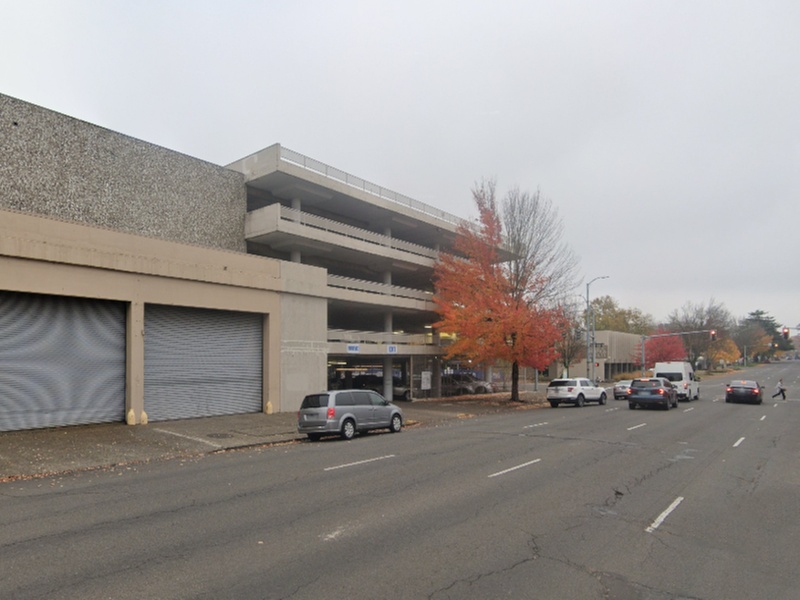 Parking at [E730] 546 Center St. NE. Garage