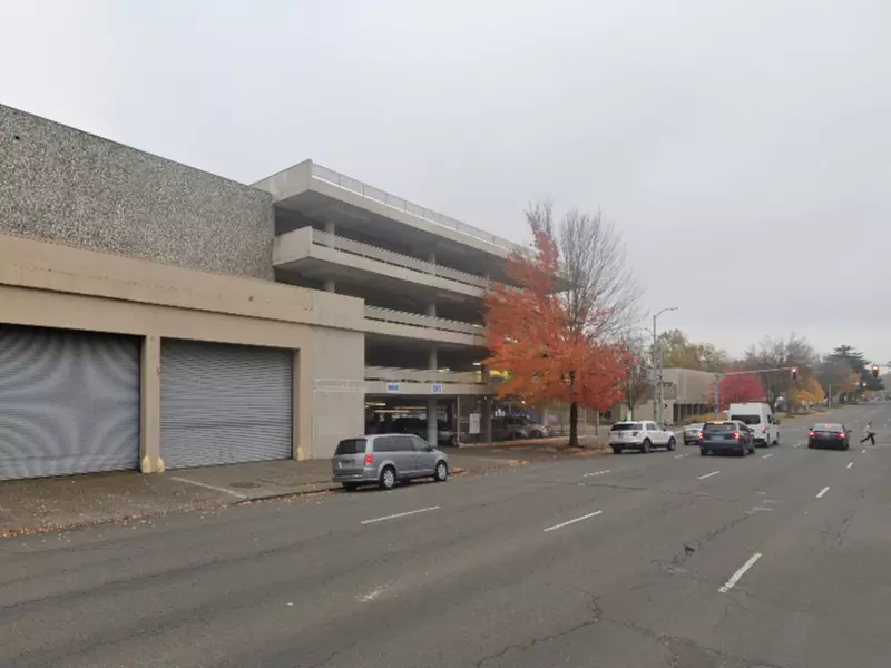 Parking at [E730] 546 Center St. NE. Garage - Primary Image