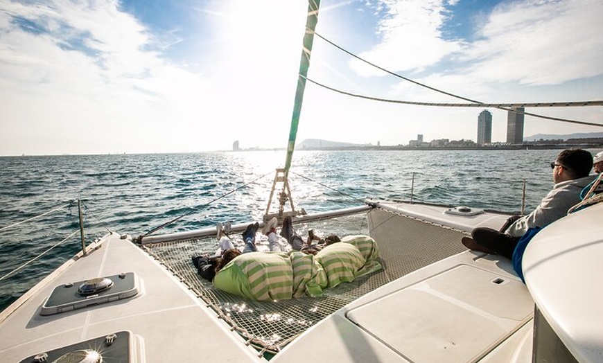 Image 9: Cata de vinos y tapas Premium de Barcelona en Catamarán - Grupo peq...