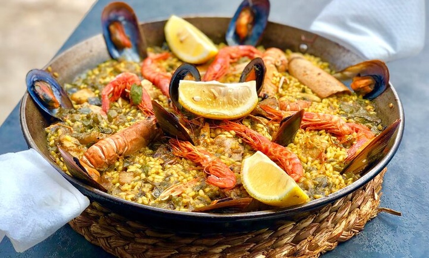 Image 2: Cocinar Paella y Tapas en un Molino de Viento Histórico + Vino (5 -...
