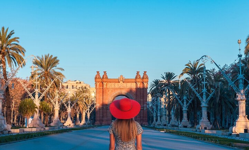 Image 9: Recorrido en bicicleta al amanecer: Barcelona ante las multitudes