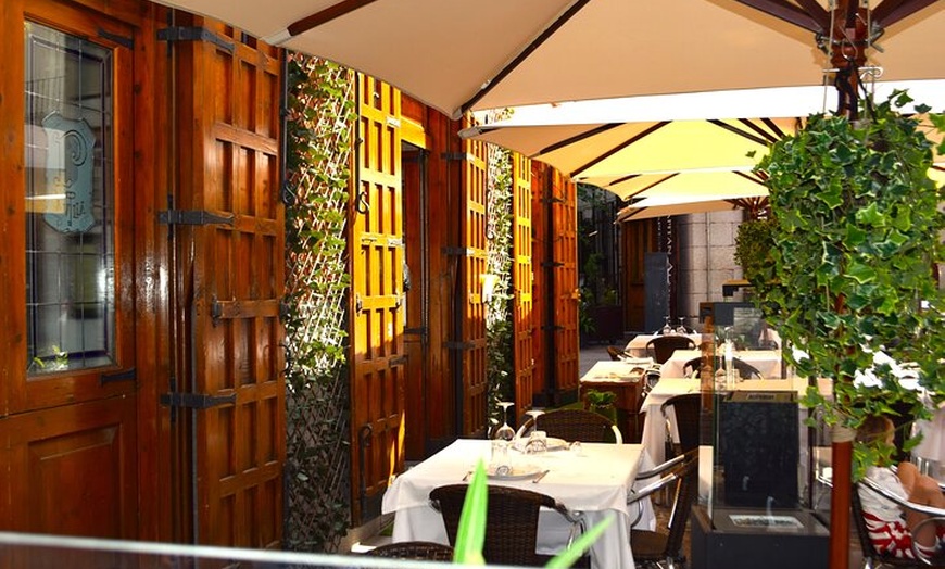 Image 24: Visita Guiada por Restaurantes Centenarios con Cena de Tapas