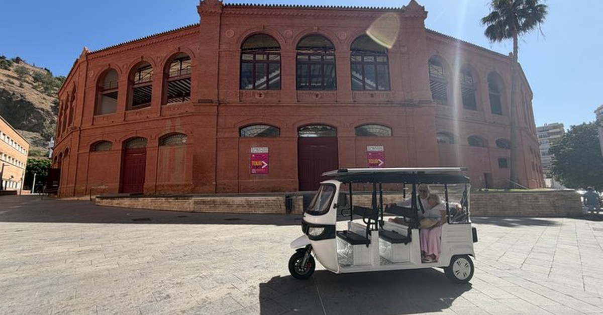 Tour privado en tuk tuk eléctrico por Málaga
