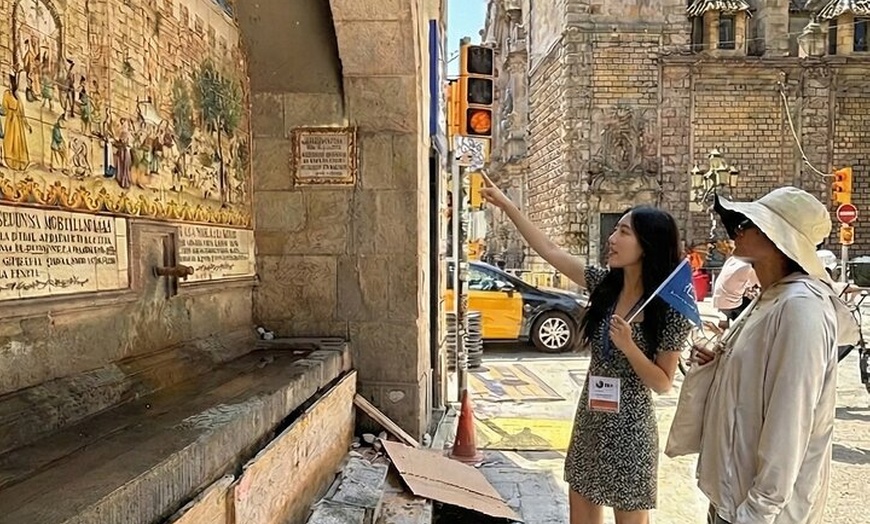 Image 22: Tour histórico gótico oficial a pie