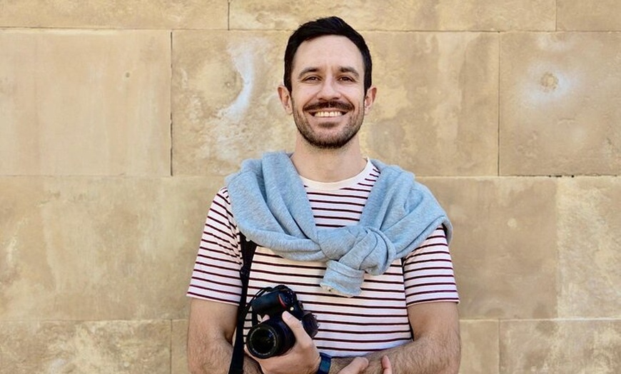 Image 2: Explore Madrid by bike taking photos with Benja