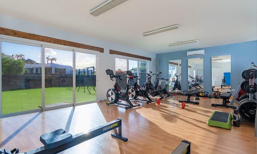 Image 8: ✈ LANZAROTE | Puerto del Carmen - Hotel Casas Heddy 3* - Rooftop sw...