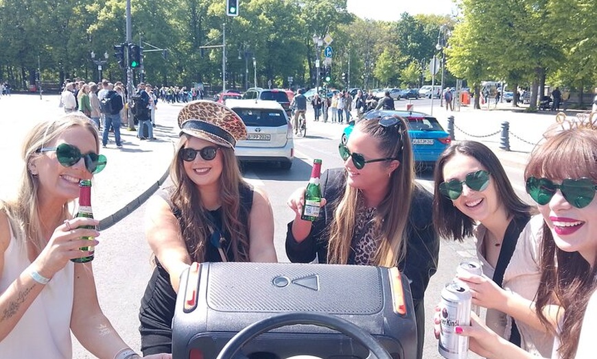 Image 5: Party und Beer Bike Private Sightseeing Tour Berlin mit Abholung
