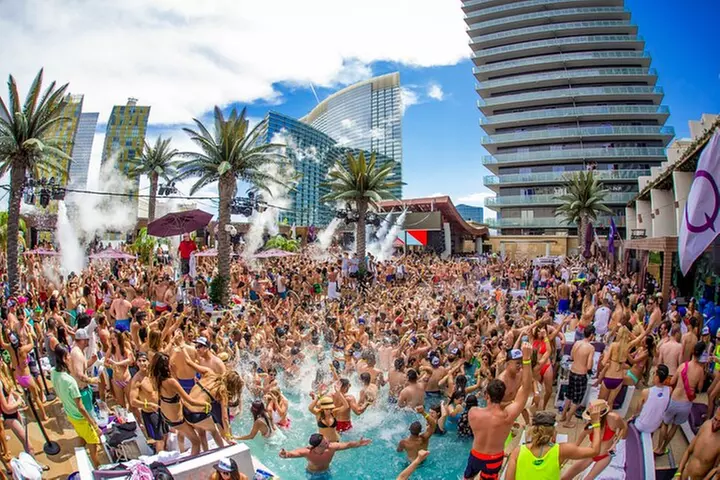 Las Vegas Pool Crawl with Party Bus & Free Drinks - Second Medium