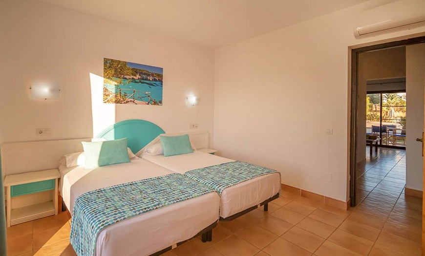 Image 4: ✈ MINORQUE | Punta Prima - Bimbolla Apartaments 3* - Piscine extéri...