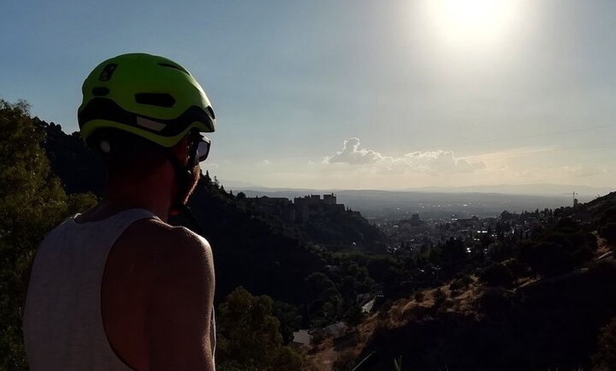 Image 2: Ruta en bicicleta eléctrica por los encantos del Sacromonte