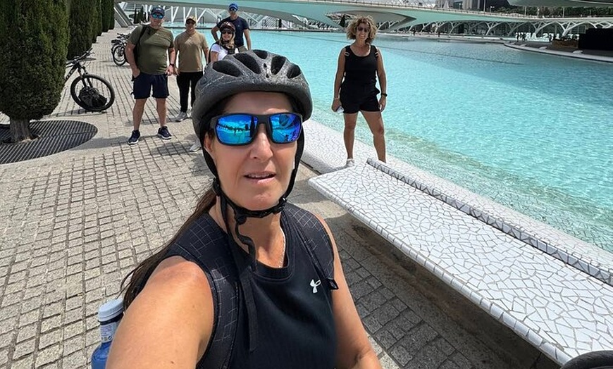 Image 2: Recorrido en bicicleta por el casco antiguo y los jardines del Turia