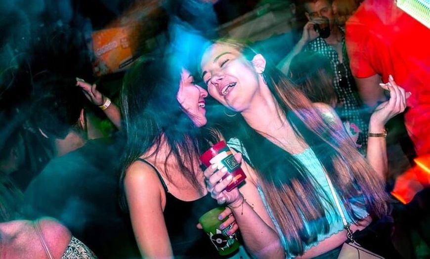 Image 9: Berlin : Silvester Pub Crawl mit 2 Stunden Open Bar