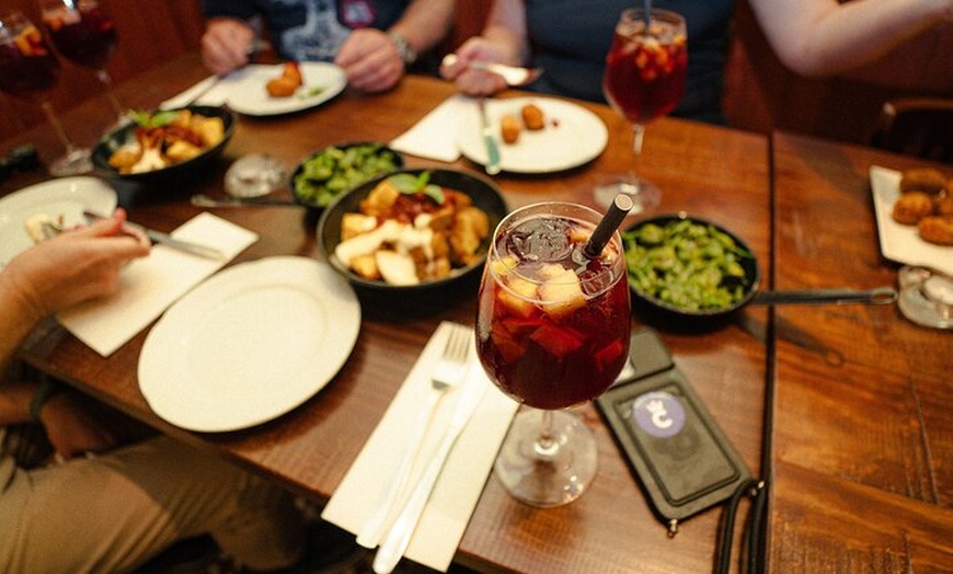Image 11: Visita guiada a la ciudad vieja de Barcelona con tapas y bebidas