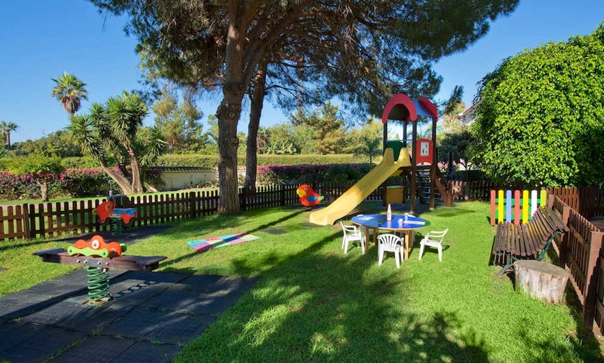 Image 24: ✈ COSTA DEL SOL | Marbella - BlueBay Banús 4*, 3 Nächte - Außenpool