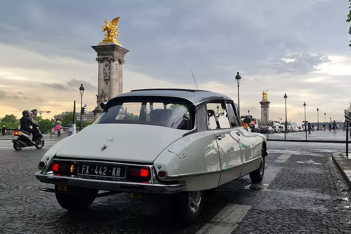 Paris City Tour 1h00 Citroën DS Vintage with Open Roof - Primary Image