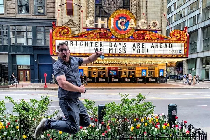 Chicago Riverwalk Architecture Walking Tour and Discover Skyline