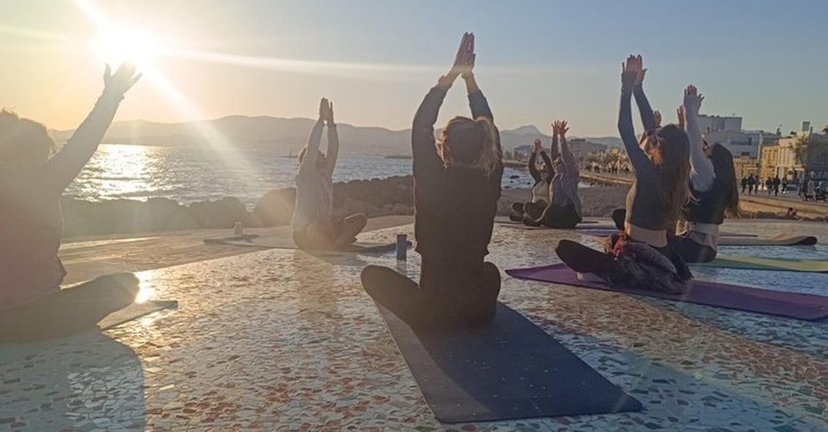 Sesión de yoga al atardecer y merienda saludable en Palma de Mallorca