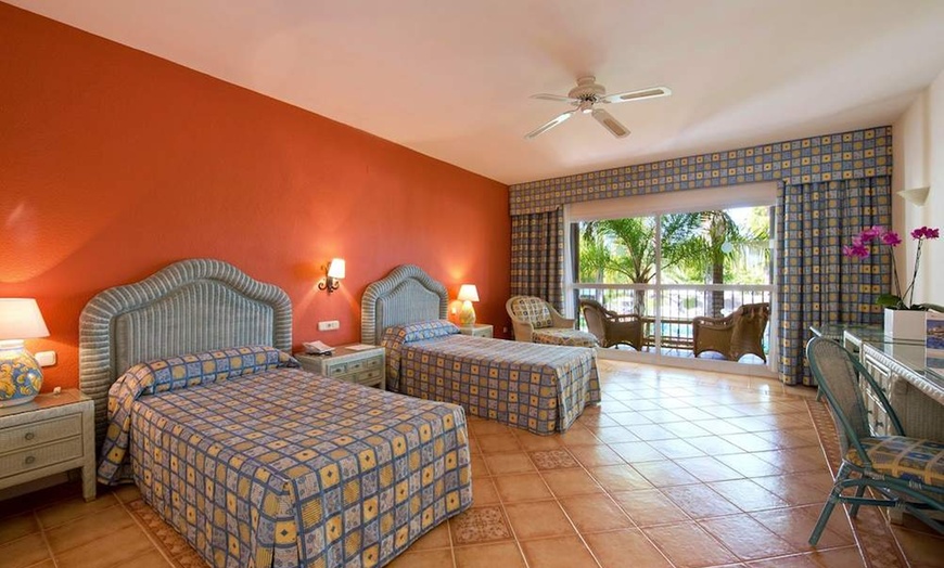 Image 3: ✈ COSTA DEL SOL | Marbella - BlueBay Banús 4*, 3 Nächte - Außenpool