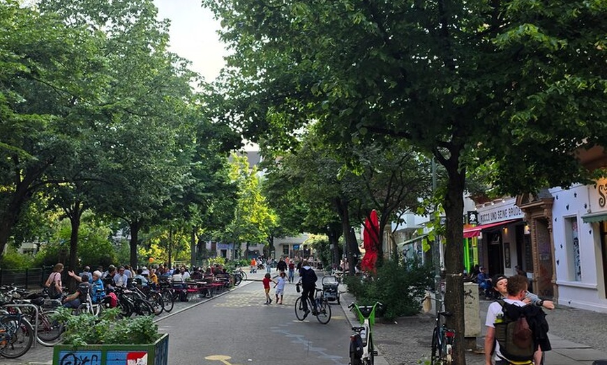 Image 24: Berlin VIP TOUR - Private Bus Tour inklusive Chauffeur und Guide