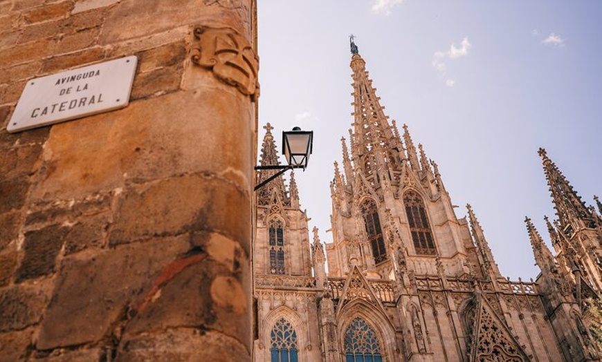 Image 10: Visita guiada a pie por la ciudad de Barcelona con teleférico y pas...