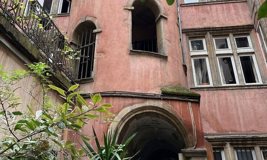 Image 1: Vivez la visite à pied gastronomique et historique de Lyon