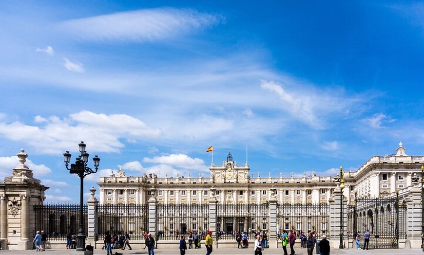 Image 6: Tour al Palacio Real de Madrid : Acceso prioritario con Guía Especi...