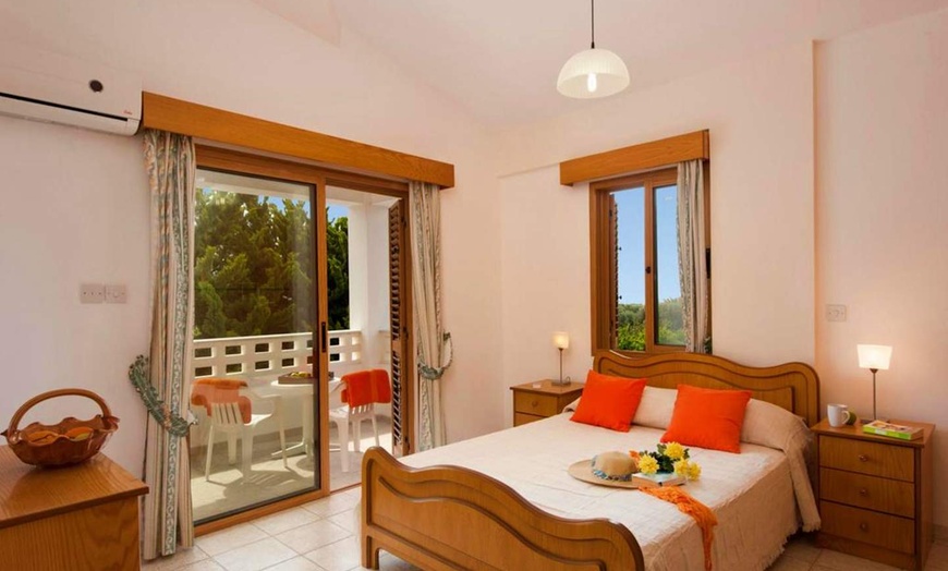 Image 4: ✈ CYPR | Pafos - Panareti Coral Bay Resort 4* - Odkryty basen