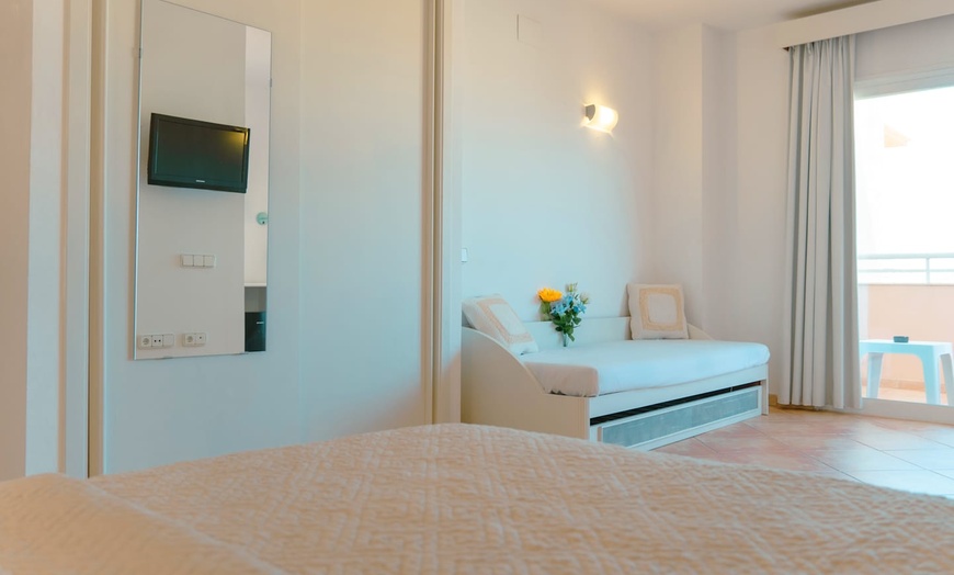 Image 5: ✈ IBIZA | Bahía de Sant Antoni - Rosamar Ibiza Hotel 3* - Appart'hôtel