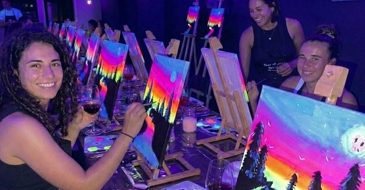 Taller Paint & Wine en un estudio creativo de Barcelona