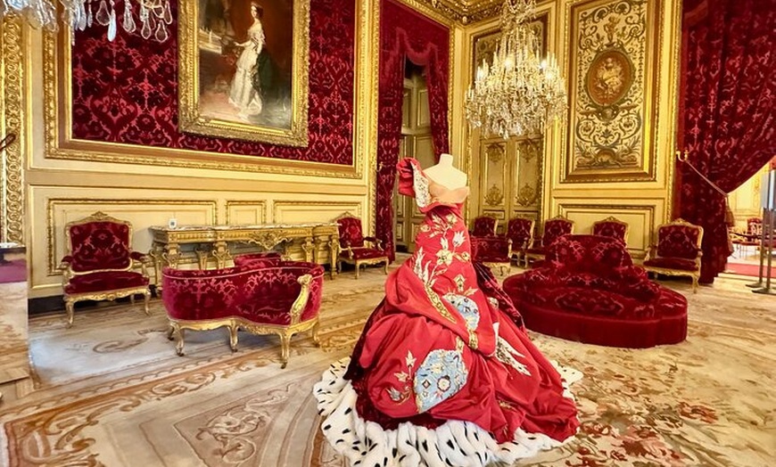 Image 1: Visite guidée privée du Louvre Fashion Expo