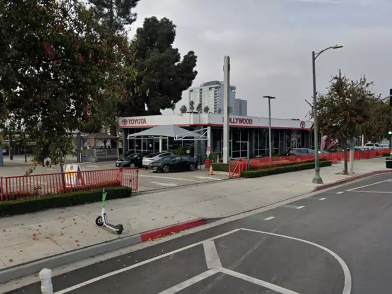 Parking at 6000 Hollywood Blvd. Lot