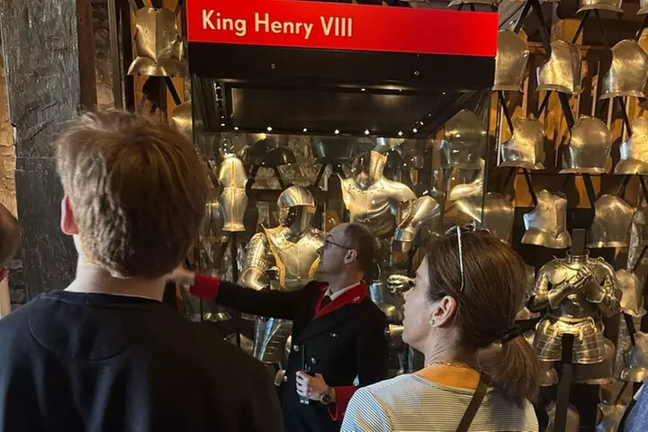 VIP Tower of London and Crown Jewels Tour with Private Beefeater Me...